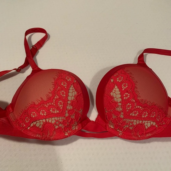 Victoria’s Secret Bombshell Bra - Picture 4 of 4